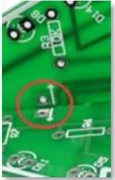 Emboîtement des circuits imprimés et soudage des points de renfort